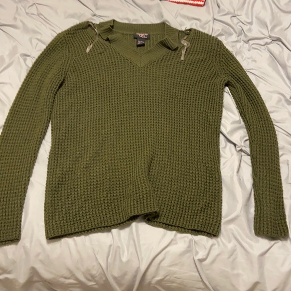 Green Sweater with shoulder cut outs Size M - Picture 1 of 1